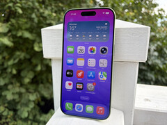 Según Apple, el panel OLED de 6,3 pulgadas del iPhone 17 alcanza un brillo de hasta 3.000 nits en exteriores. (Fuente de la imagen: Notebookcheck)