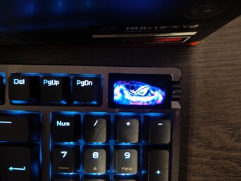 La pantalla hace que sea mucho más fácil ajustar la configuración directamente en el teclado, y también puede mostrar animaciones. (Fuente de la imagen: Notebookcheck)