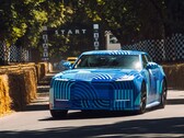 El Jaguar Type 01 EV, con su diseño de camuflaje «Blue Exuberant Modernism», pasa a toda velocidad por la parrilla de salida en la carrera de montaña de Goodwood