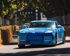 El Jaguar Type 01 EV, con su diseño de camuflaje «Blue Exuberant Modernism», pasa a toda velocidad por la parrilla de salida en la carrera de montaña de Goodwood