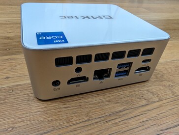 Trasera: Adaptador de CA, auriculares de 3,5 mm, 2x HDMI 2.0 (4K60), Gigabit RJ-45, USB-A 2.0, USB-A 3.2, USB-C (sin PD)