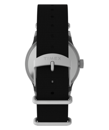 Reloj Peanuts x Timex Snoopy MK1 visto desde atrás, con el fondo de caja plateado y una correa de tela negra.