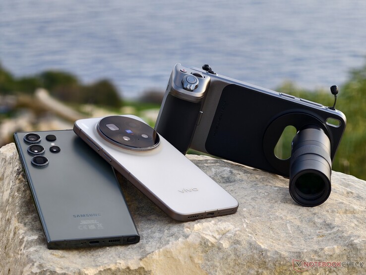 El Vivo X300 Pro con teleconvertidor es un sustituto ligeramente más grande de la cámara con teleobjetivo 10x del Samsung Galaxy S23 Ultra. (Fuente de la imagen: Alexander Fagot, Notebookcheck)