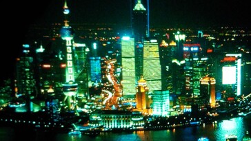 Un raro ejemplo de aliasing visible en los rascacielos de Shanghai. La Yaber T1 Pro no dispone de un procesamiento de imagen avanzado para minimizarlo. (Fuente de la imagen: "Skyfall" de MGM)