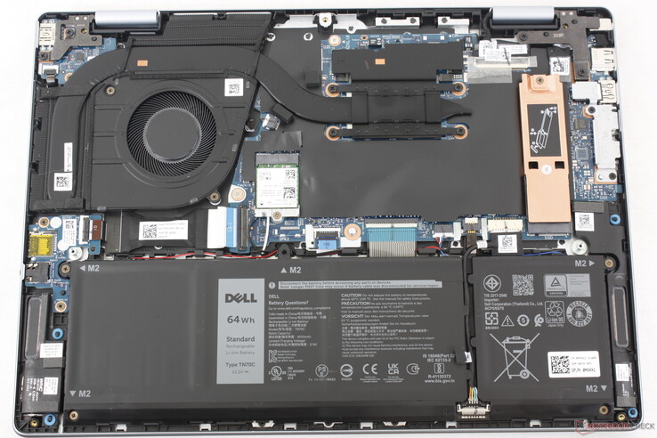 Inspiron 14 Plus 7440. El panel inferior sólo requiere un destornillador Phillips para retirarlo