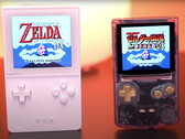 El dispositivo portátil de juego FPGA de Funnyplaying junto al Analogue Pocket, de derecha a izquierda. (Fuente de la imagen: Macho Nacho Productions)