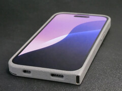 El Obsoless iPh0n3 presenta un diseño de nailon y un puerto USB Tipo-C montado en un lateral. (Fuente de la imagen: Ken Pillonel)