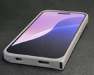 El Obsoless iPh0n3 presenta un diseño de nailon y un puerto USB Tipo-C montado en un lateral. (Fuente de la imagen: Ken Pillonel)