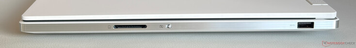 Lado derecho: Lector de tarjetas SD, obturador de privacidad de la cámara web, USB-A 3.2 Gen.1 (5 Gbps)