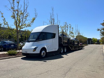 Tesla Cybertruck en un Tesla Semi