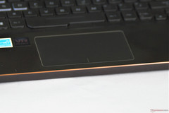 El touchpad es un poco estrecho.