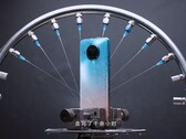 El Redmi Note 9 Pro 5G fue empapado por chorros de agua en las pruebas. (Fuente de la imagen: Redmi)