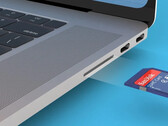 Apple planea supuestamente lanzar tres nuevos modelos de MacBook Pro, empezando este verano con variantes de 14 y 16 pulgadas. (Fuente de la imagen: MacRumors)