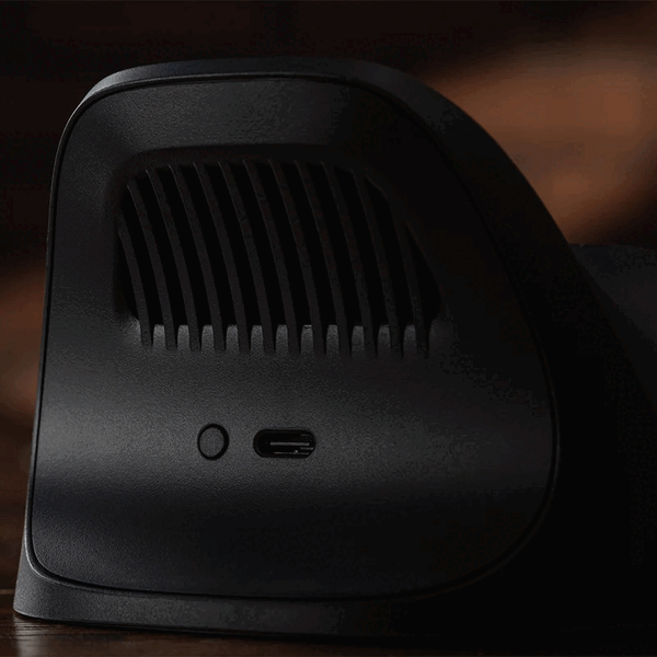 La base de carga 8BitDo Ultimate para mandos de Xbox — Gears of War: E-Day — cuenta con orificios de ventilación para la disipación del calor.