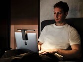 La LaptopBar puede fijarse a la pantalla de un portátil en cuestión de segundos gracias a su sujeción magnética. (Imagen: BenQ)