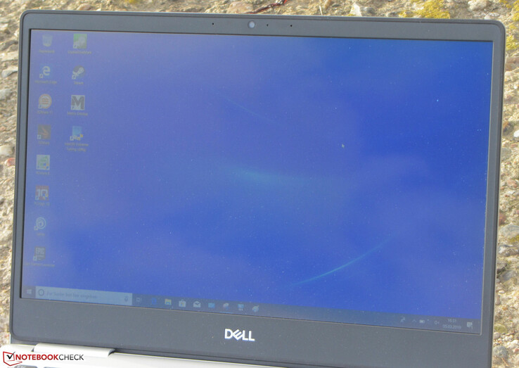 Uso de la Dell Inspiron 13 7380 en el exterior bajo la luz directa del sol