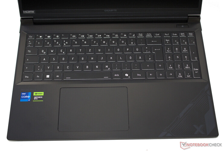 Gigabyte G6X 9KG: Teclado y touchpad