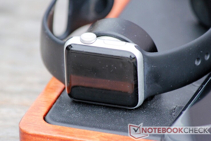 El cargador incorporado de Apple Watch sujeta el smartwatch de forma segura.
