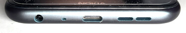 Parte inferior: 3.Puerto de 5 mm, micrófono, puerto USB-C, altavoz