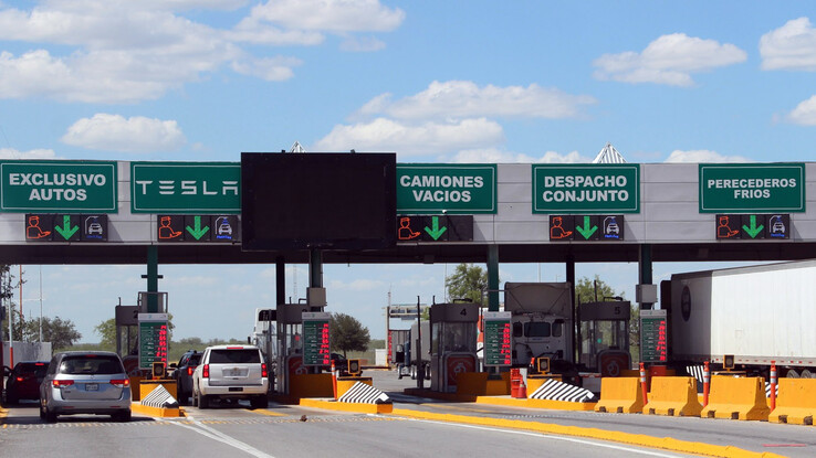 Los carriles exclusivos de cruce fronterizo para proveedores de piezas Tesla en el Puente Colombia (imagen: Corporación para el Desarrollo de la Zona Fronteriza de Nuevo León/Bloomberg)