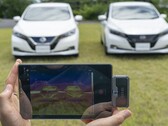Un vehículo se trata con la pintura fría de Nissan y el otro con pintura tradicional para automóviles. La pintura fría ha demostrado una reducción de hasta 12 grados centígrados en la temperatura de la superficie exterior y hasta 5 grados centígrados más fría en el interior. (Fuente de la imagen: Nissan)