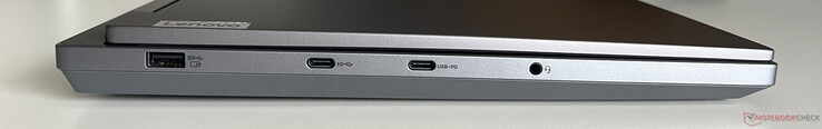 Izquierda: USB-A 3.2 Gen 1 (5 GBit/s, Always On), USB-C 3.2 Gen 2 (10 Gbit/s, DisplayPort 1.4), USB-C 3.2 Gen 2 (10 Gbit/s, DisplayPort 1.4, 140W Power Delivery), audio de 3,5 mm