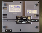El NES Hub se conecta al puerto de expansión de 15 patillas que no se utiliza en la parte inferior de una NES. (Fuente de la imagen: RetroTime)