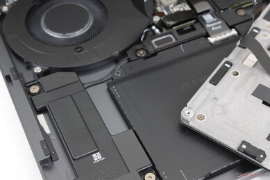 Altavoces cuádruples (3 W x2 + 2 W x2) con dos salidas ascendentes y dos descendentes