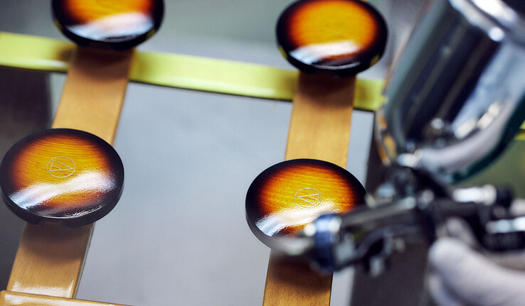 Los auriculares de fresno macizo Audio-Technica ATH-WP900SE están acabados por Fujigen.