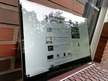 Saltador EZbook X3 Air en uso al aire libre