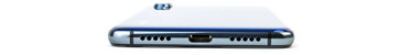 Lado inferior: Altavoces, USB tipo-C, micrófono detrás de la rejilla del altavoz