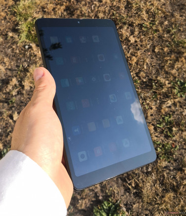 Uso de la Xiaomi Mi Pad 4 (LTE) en el exterior bajo el sol