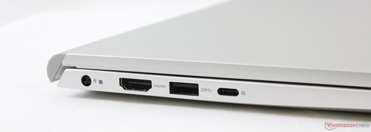 Izquierda: Adaptador de CA, HDMI 1.4, USB-A 3.2 Gen. 1, USB-C Gen. 2 con DisplayPort y suministro de energía