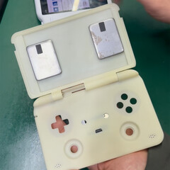 La carcasa de un dispositivo portátil de juego tipo concha de MagicX se parece bastante a la del Retroid Pocket Flip 2. (Fuente de la imagen: MagicX)