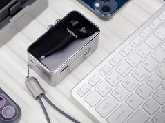 El adaptador de viaje inteligente Tessan Aero 70 tiene una correa de mano que se convierte en un cable USB-c.