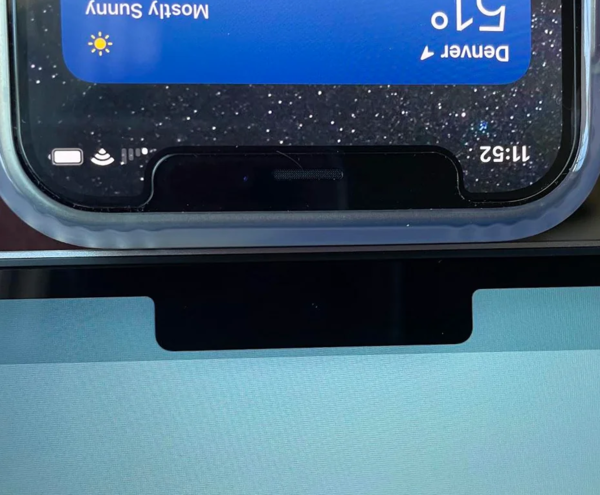 Menos es claramente más. La muesca del iPhone frente a un MacBook (Fuente: Aimark42 vía Reddit)