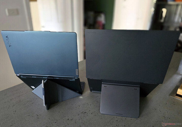 El Zenbook DUO incluye un pie de apoyo integrado. (Imagen: Notebookcheck)