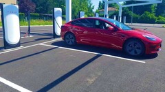 Tesla en una nueva estación de Supercargadores V4 en Francia (imagen: Alexandre Druliolle)