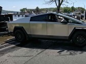 El Tesla Cybertruck sufre importantes problemas de autonomía cuando remolca objetos pesados. (Fuente: Flying Wheels vía YouTube)
