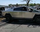 El Tesla Cybertruck sufre importantes problemas de autonomía cuando remolca objetos pesados. (Fuente: Flying Wheels vía YouTube)