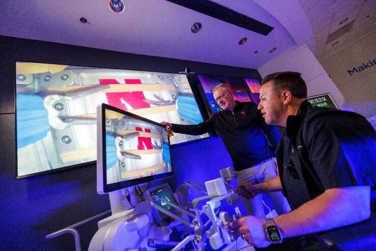 Los cirujanos realizaron simulacros de cirugía en la Estación Espacial Internacional a 250 millas de distancia. (Fuente: Universidad de Nebraska-Lincoln)