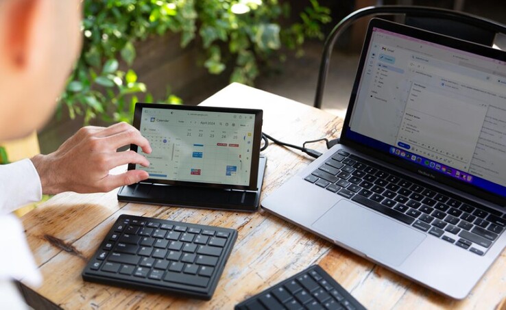 Las tres partes del monitor con teclado Tetra pueden colocarse en cualquier lugar del escritorio para un uso cómodo. (Fuente de la imagen: Tetra Keyboard en Kibidango)