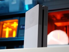 Diseño de la cubierta de BoxPlates en acabado plateado y negro (Fuente de la imagen: Devyn Johnston/YouTube)