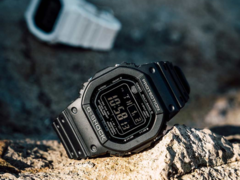 El Casio G-Shock GW-5000HS-1ER negro (frente), y el GW-5000HS-7ER blanco. (Fuente de la imagen: Casio)