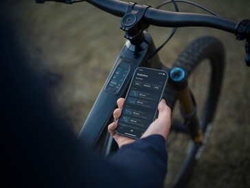 El sistema DJI Avinox eMTB se integra con una aplicación para smartphone, pero también cuenta con una pantalla OLED de 2 pulgadas montada en el tubo superior de la bicicleta. (Fuente de la imagen: DJI)