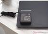 Asus ExpertBook B1 con fuente de alimentación