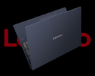 El Lenovo Chromebook Plus i, fotografiado sobre un fondo negro con el logotipo de Lenovo detrás. (Fuente de la imagen: Lenovo - editado)