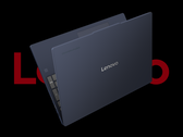 El Lenovo Chromebook Plus i, fotografiado sobre un fondo negro con el logotipo de Lenovo detrás. (Fuente de la imagen: Lenovo - editado)