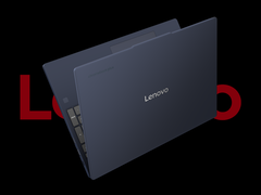 El Lenovo Chromebook Plus i, fotografiado sobre un fondo negro con el logotipo de Lenovo detrás. (Fuente de la imagen: Lenovo - editado)