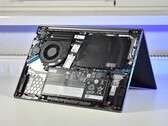 El Lenovo ThinkBook 14 Gen 8 IAL, con la tapa trasera retirada (fuente de la imagen: Benjamin Herzig/Notebookcheck)
